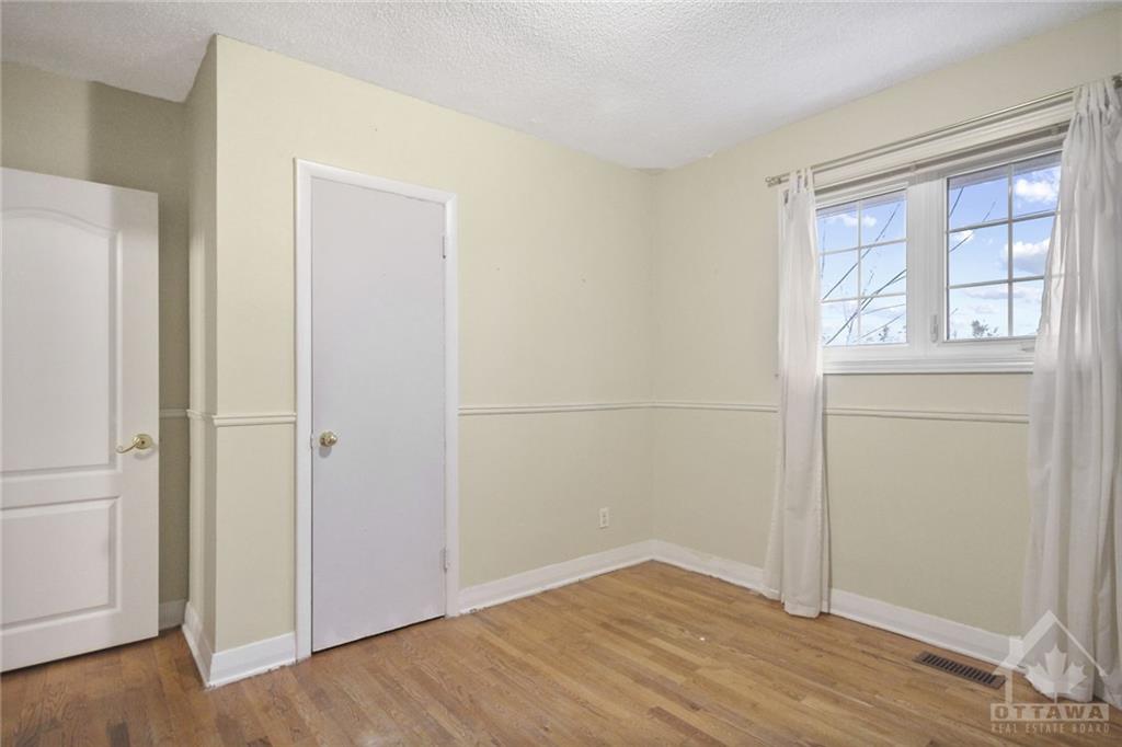 162 MEADOWLANDS Street W