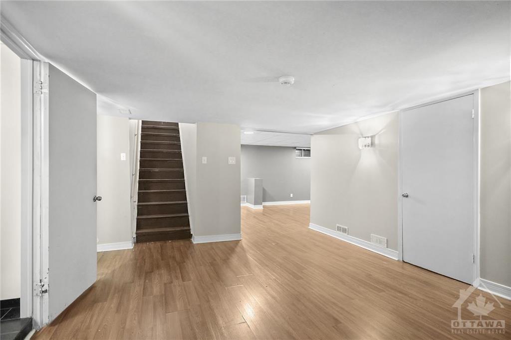 162 MEADOWLANDS Street W