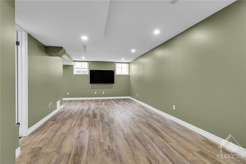546 ROUNDLEAF Way