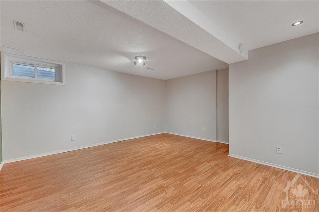 1635 DU SOMMET Place