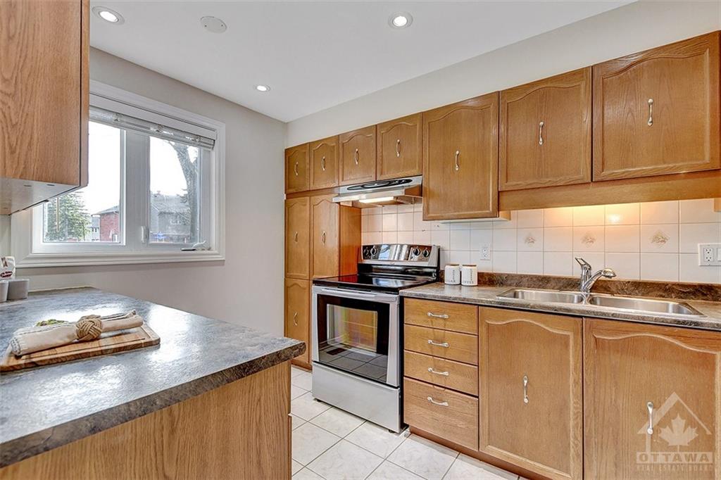 1635 DU SOMMET Place