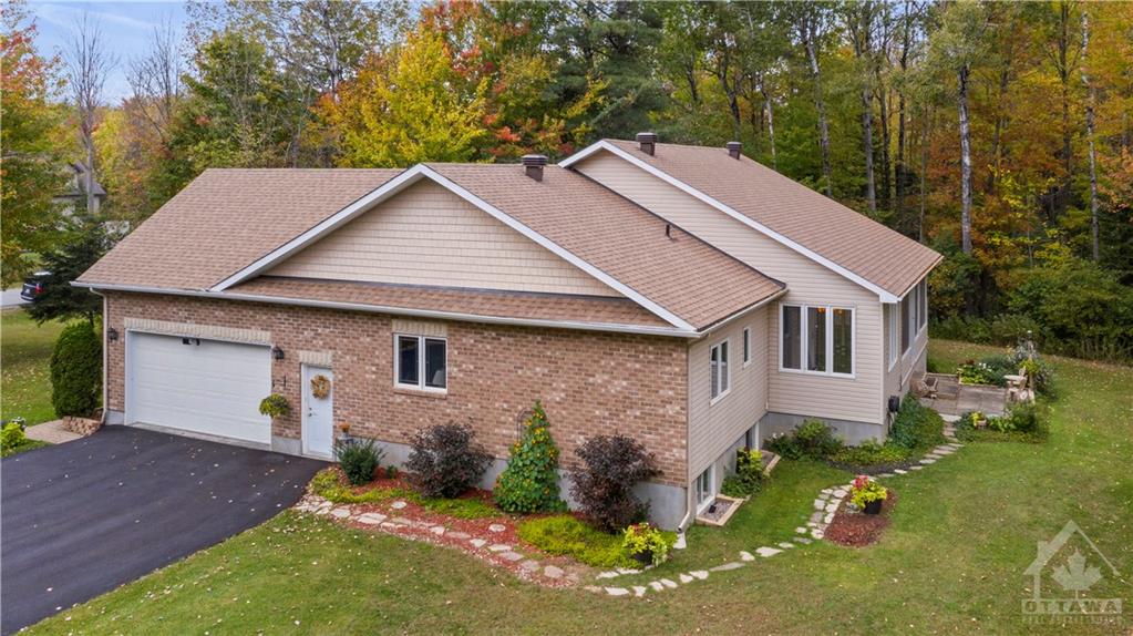 615 PINESTRAND Crescent