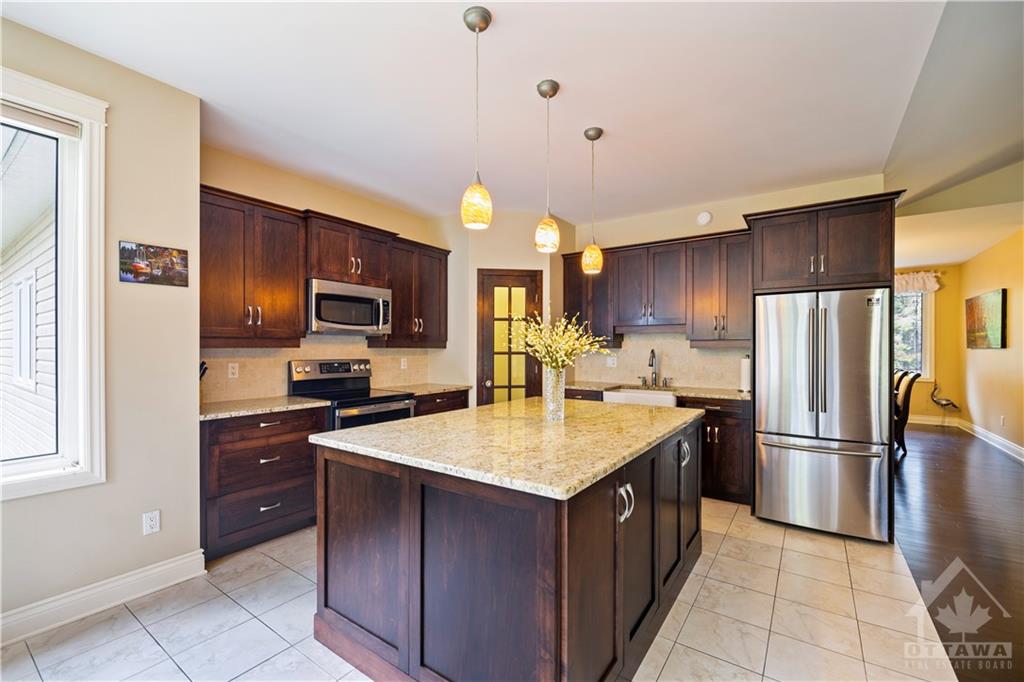 615 PINESTRAND Crescent