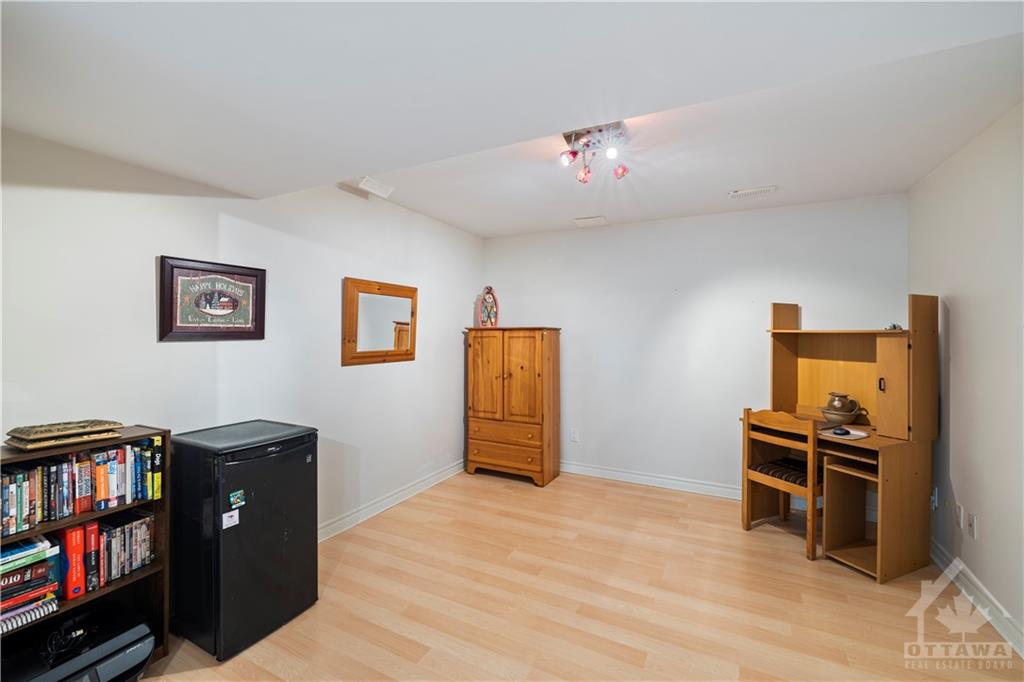 615 PINESTRAND Crescent