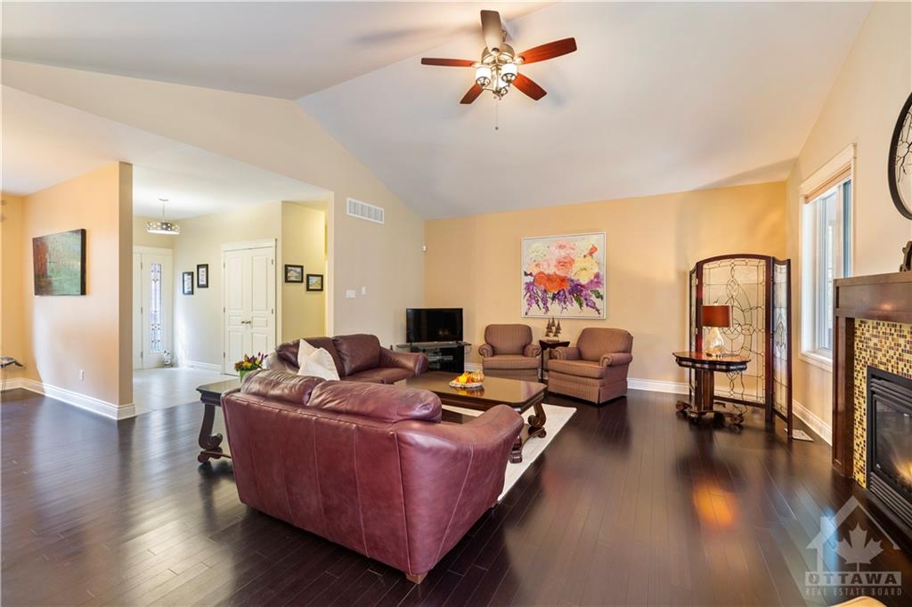 615 PINESTRAND Crescent