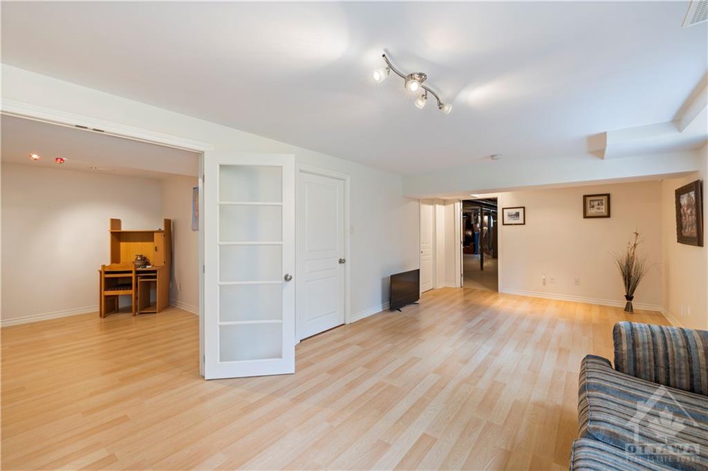 615 PINESTRAND Crescent