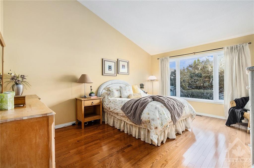 111 COURSIER Crescent