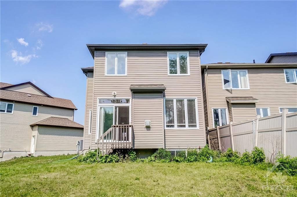 1074 NORTHGRAVES Crescent