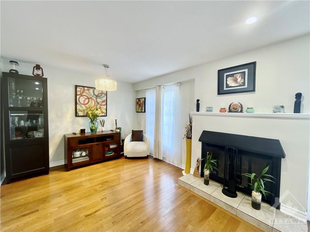 293 FERNLEAF Crescent