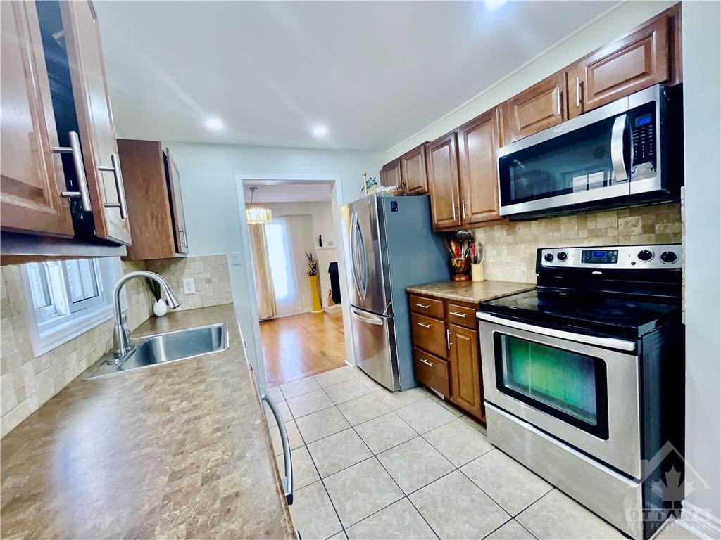 293 FERNLEAF Crescent