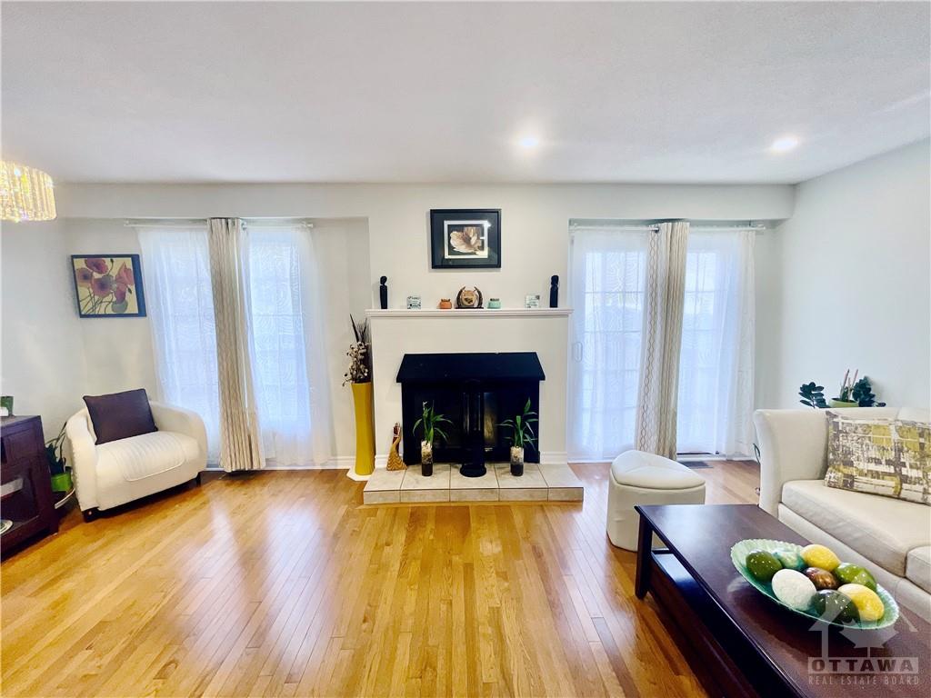 293 FERNLEAF Crescent
