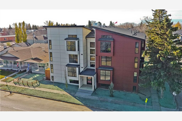 606 LAKESIDE Boulevard, Strathmore
