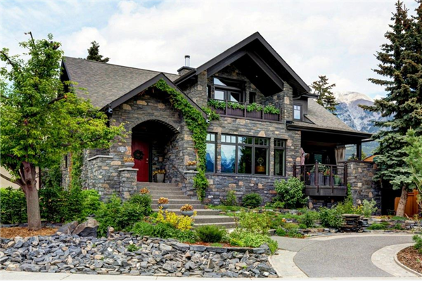 930 9th Street, Canmore