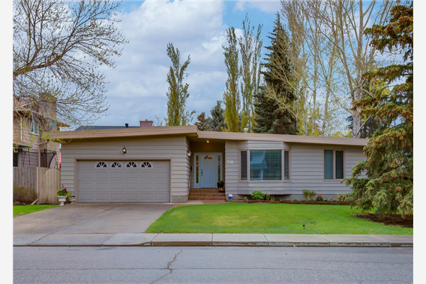 916 70 Avenue SW, Calgary