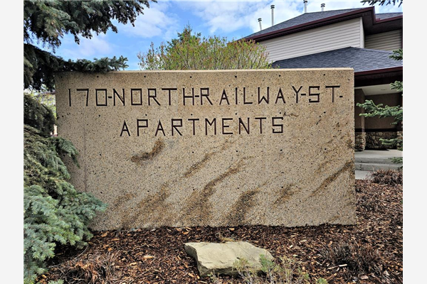 170 N Railway Street, Okotoks