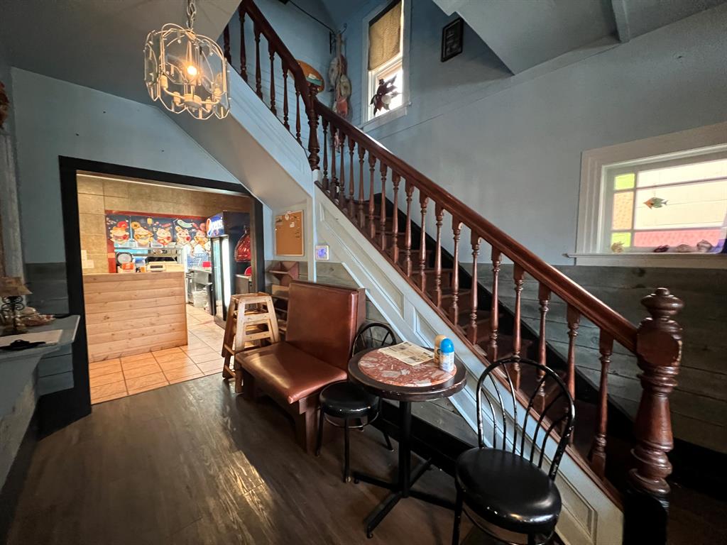 416 1 Street W