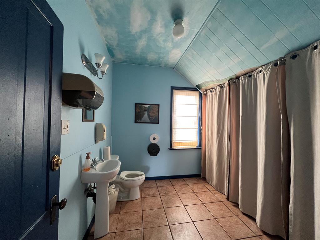 416 1 Street W