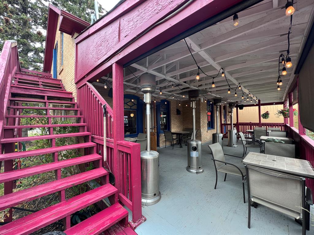 416 1 Street W