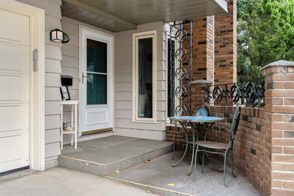 625 Lake Simcoe Close SE
