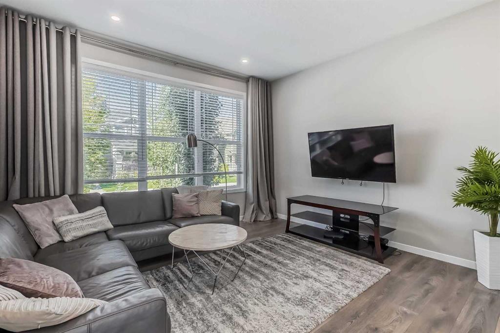 76 Masters Manor SE