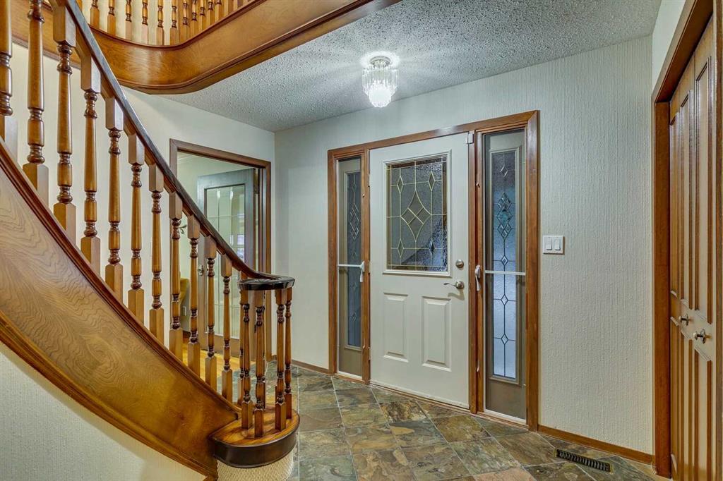 114 Lake Placid Close SE
