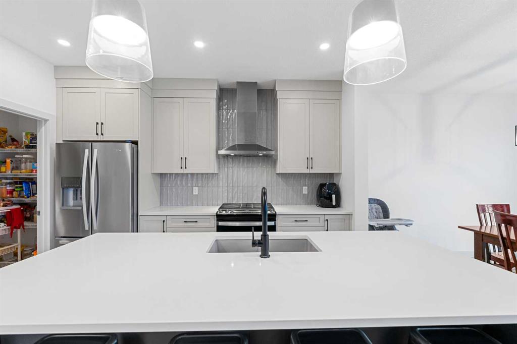 725 Bayview Cape SW