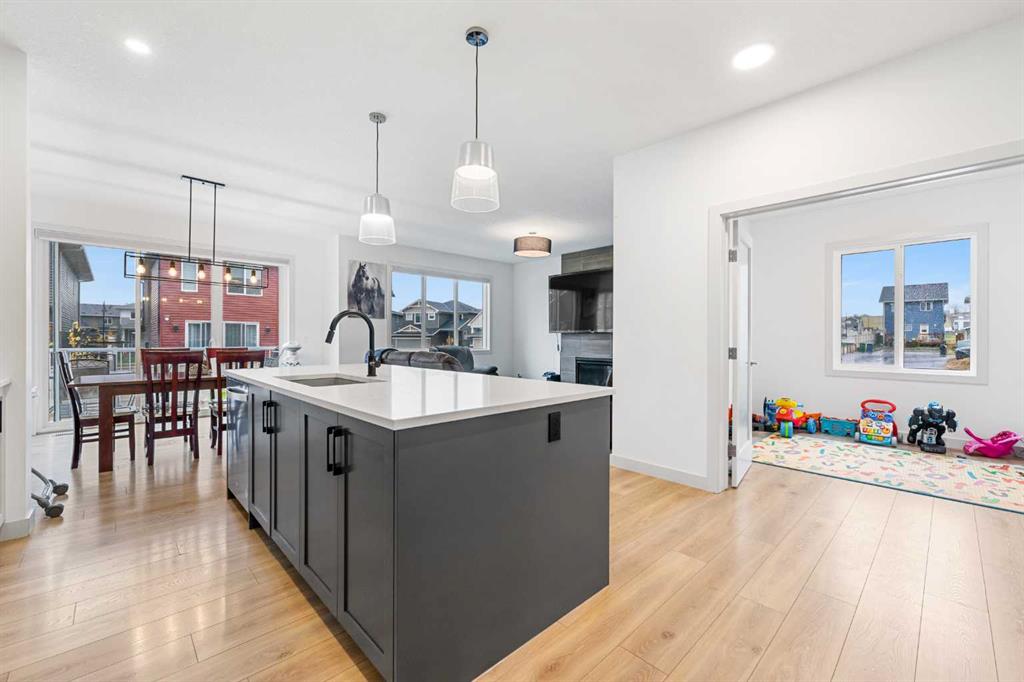 725 Bayview Cape SW