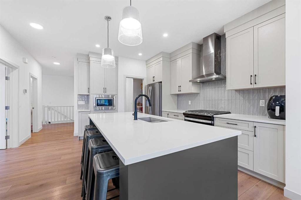 725 Bayview Cape SW