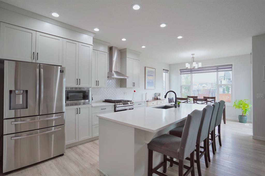 12 Cranbrook Bay SE