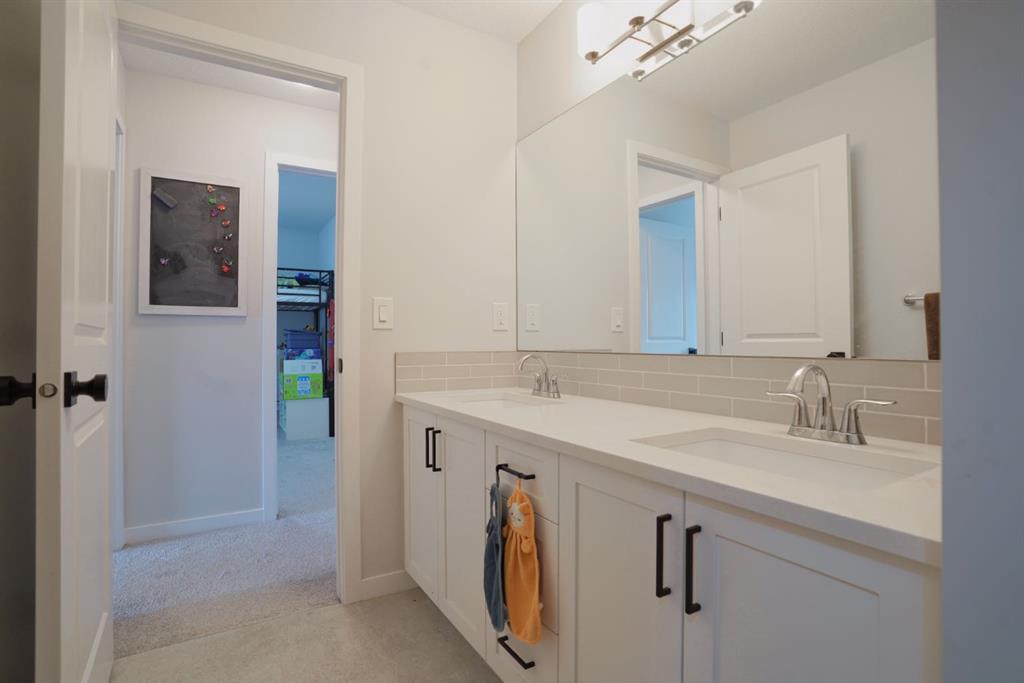 12 Cranbrook Bay SE