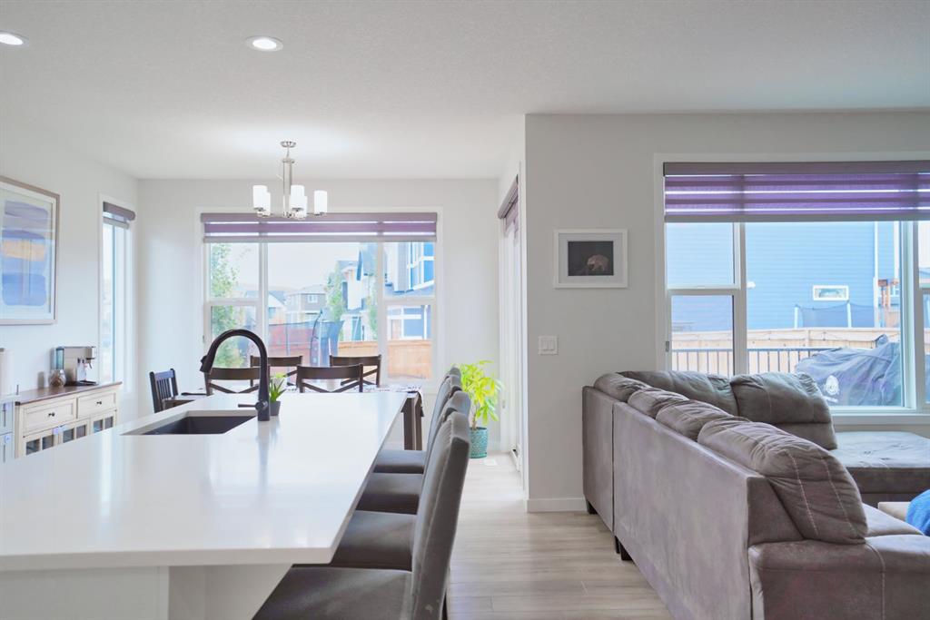 12 Cranbrook Bay SE