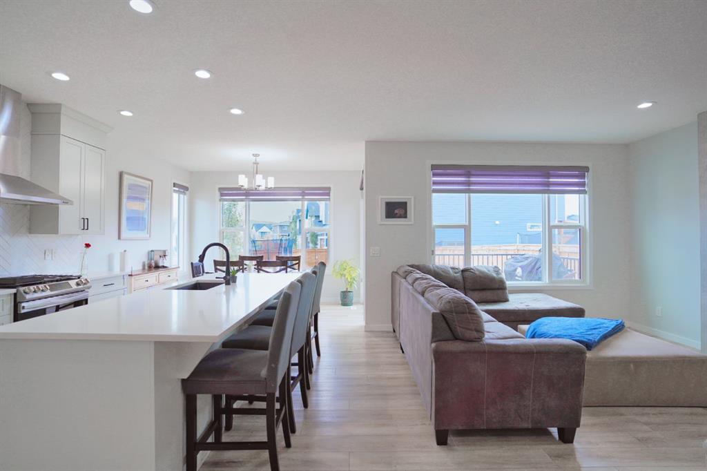 12 Cranbrook Bay SE