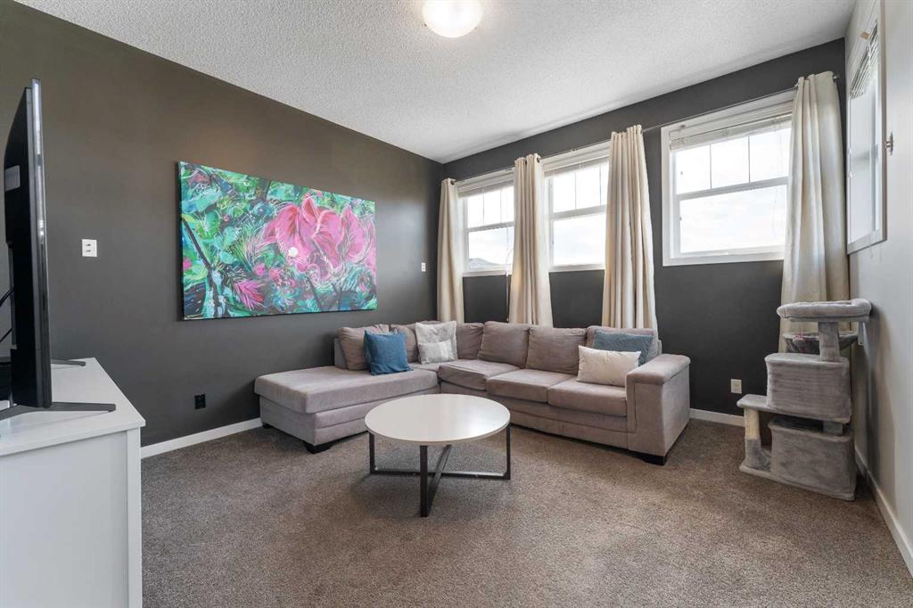 242 River Heights Green