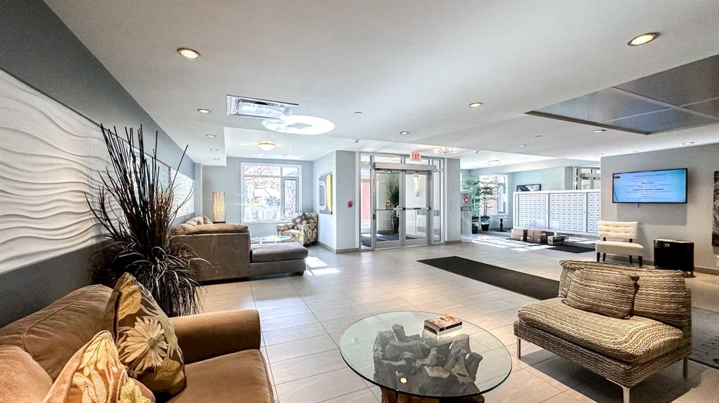 16 Varsity Estates Circle NW, #1002