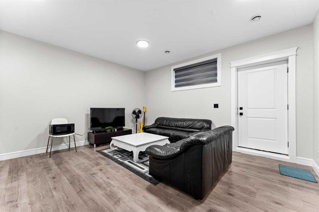 28 Saddlepeace Way NE