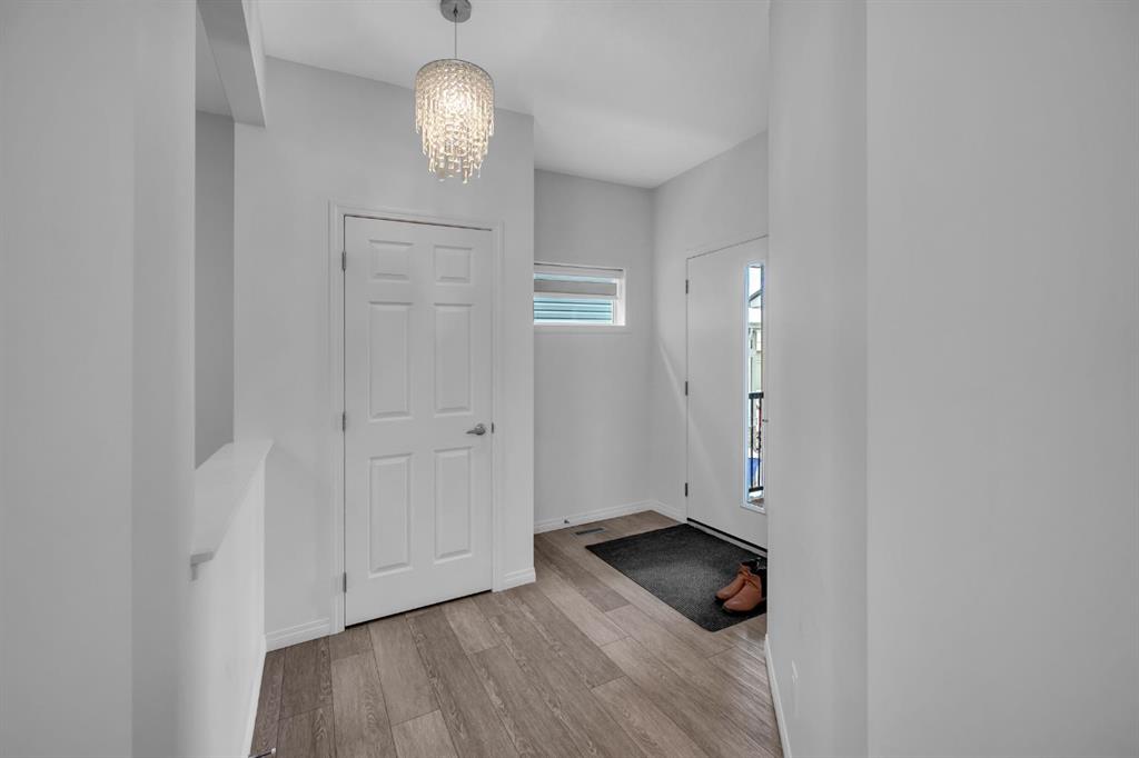 484 Chinook Gate Square SW
