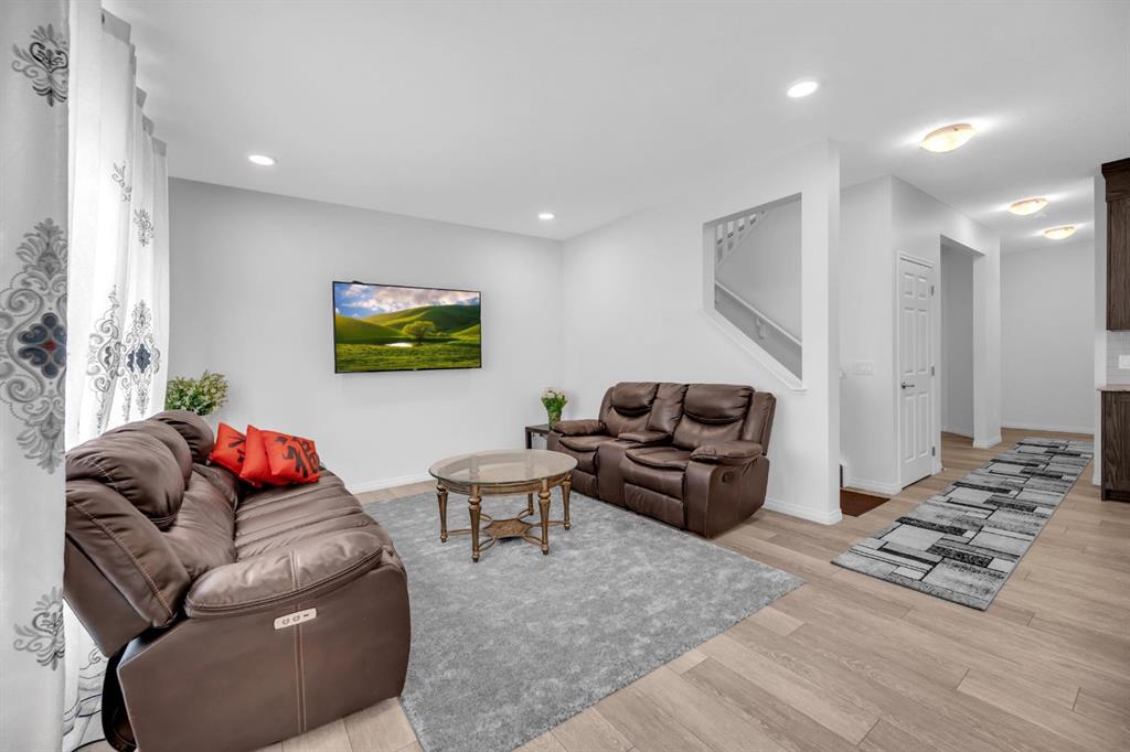 484 Chinook Gate Square SW