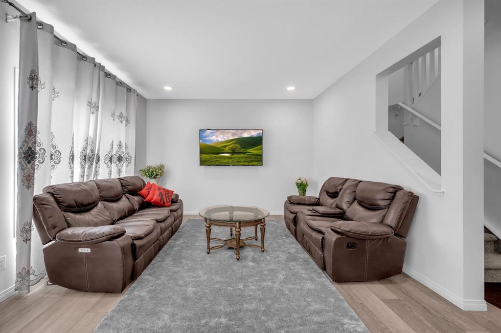 484 Chinook Gate Square SW