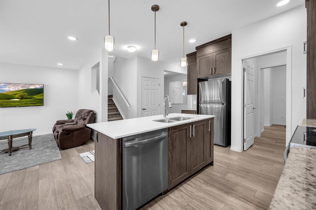484 Chinook Gate Square SW