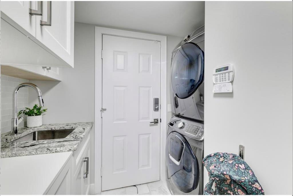243 East chestermere Drive E