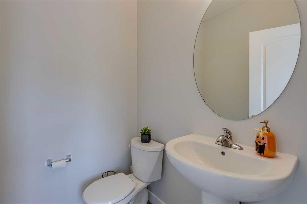 218 Midgrove Mews SW