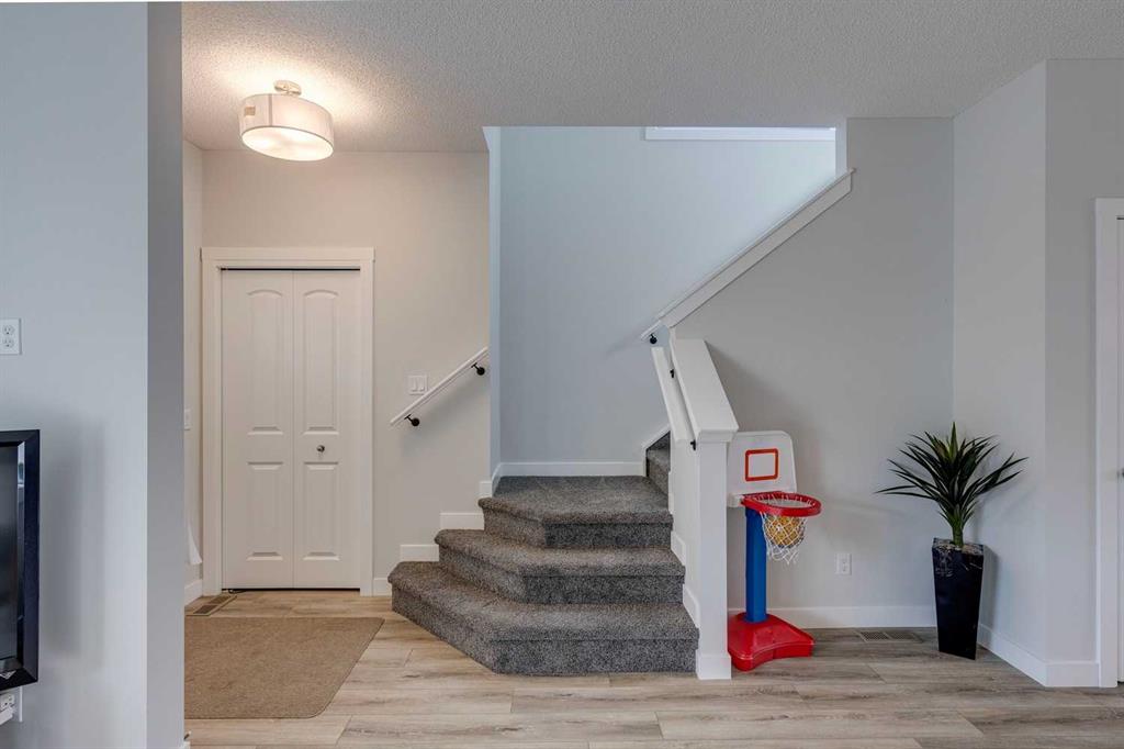 218 Midgrove Mews SW