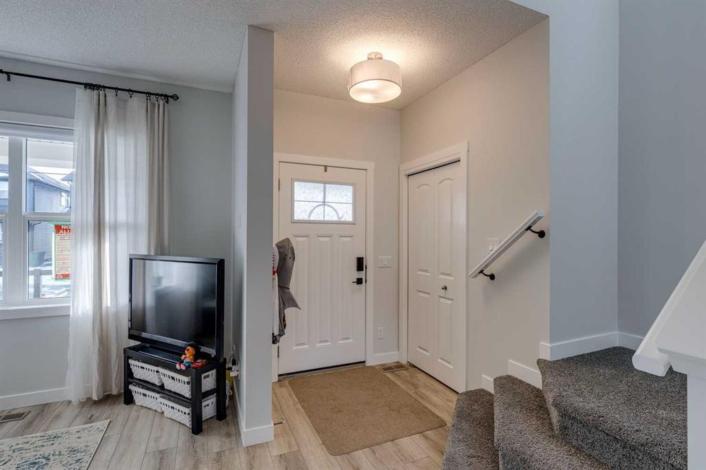218 Midgrove Mews SW