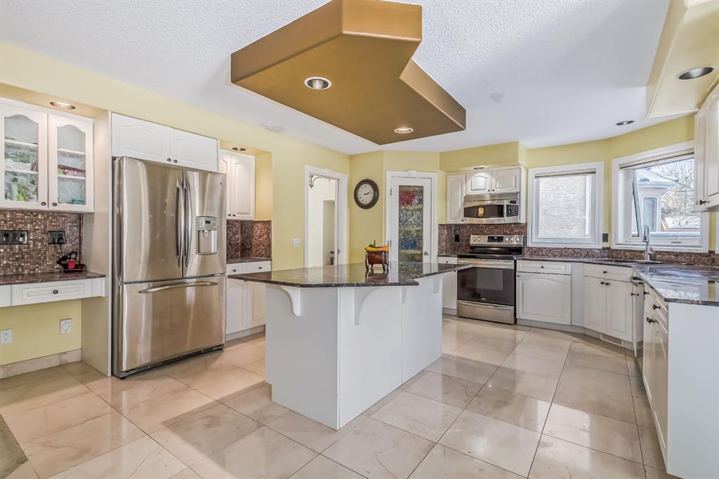 132 Evergreen Close SW