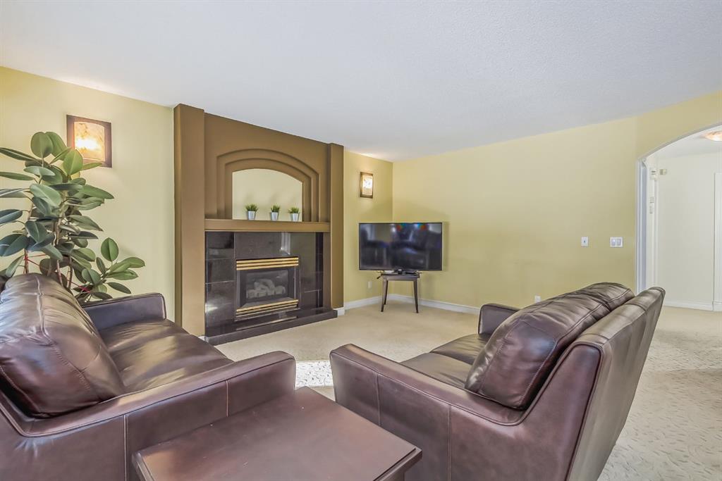 132 Evergreen Close SW