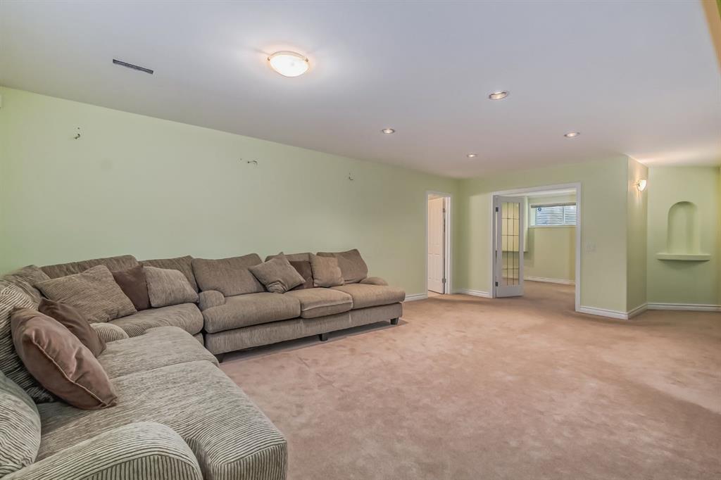 132 Evergreen Close SW