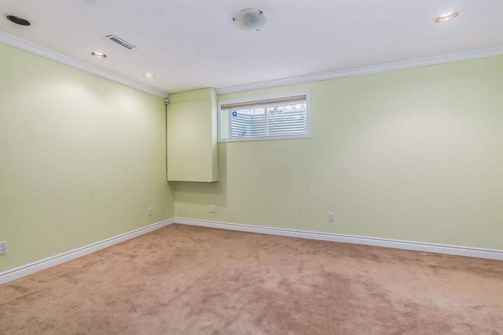 132 Evergreen Close SW