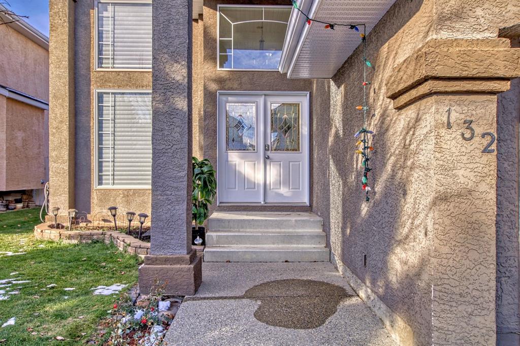 132 Evergreen Close SW