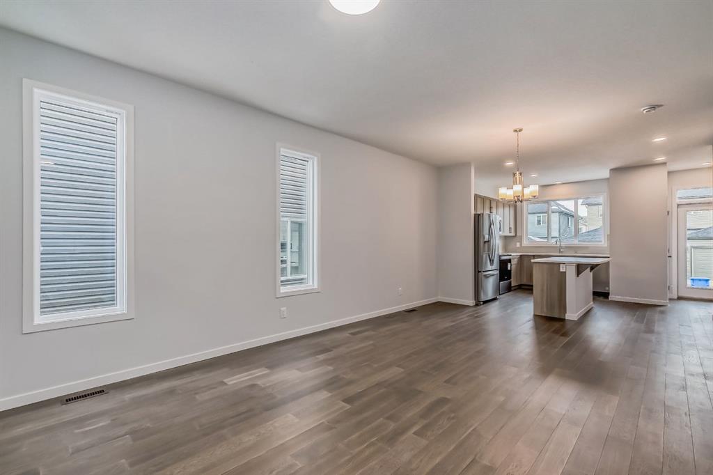 214 Legacy Reach Crescent SE