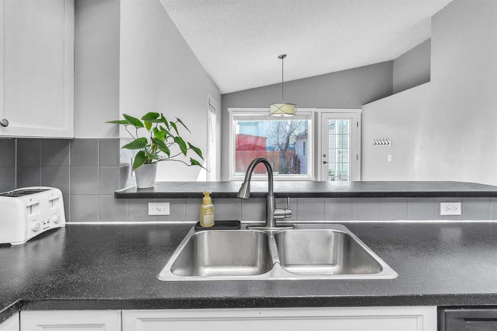 63 Cimarron Meadows Crescent